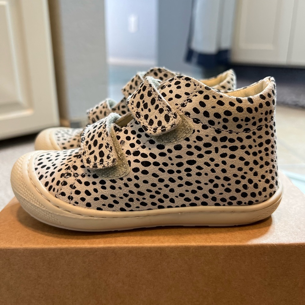 Toddler girls Naturino high tops. New with box.